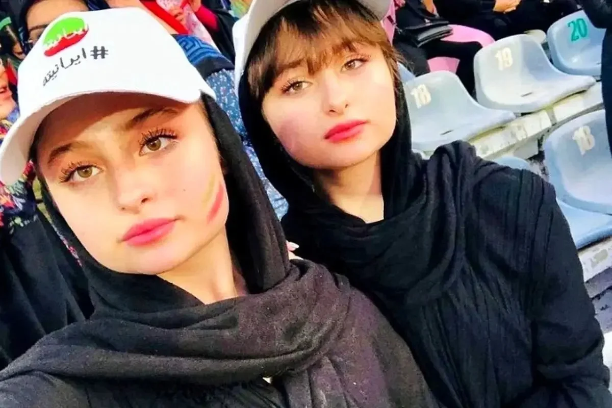چهره بدون عمل سارا و نیکا در مراسم اکران خصوصی «خجالت نکش»؛ سال 96 - تصویر شاخص