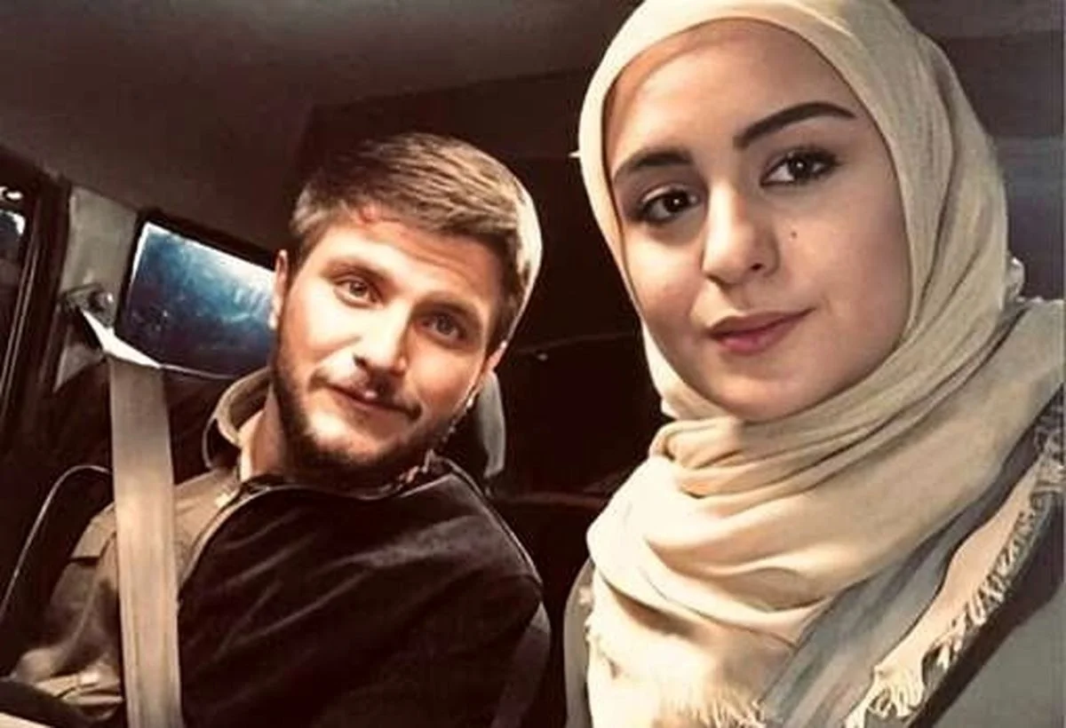 دارا حیایی در سلفی جذاب با بازیگران سریال یزدان؛ پشت صحنه زیبا از فیلم - تصویر شاخص