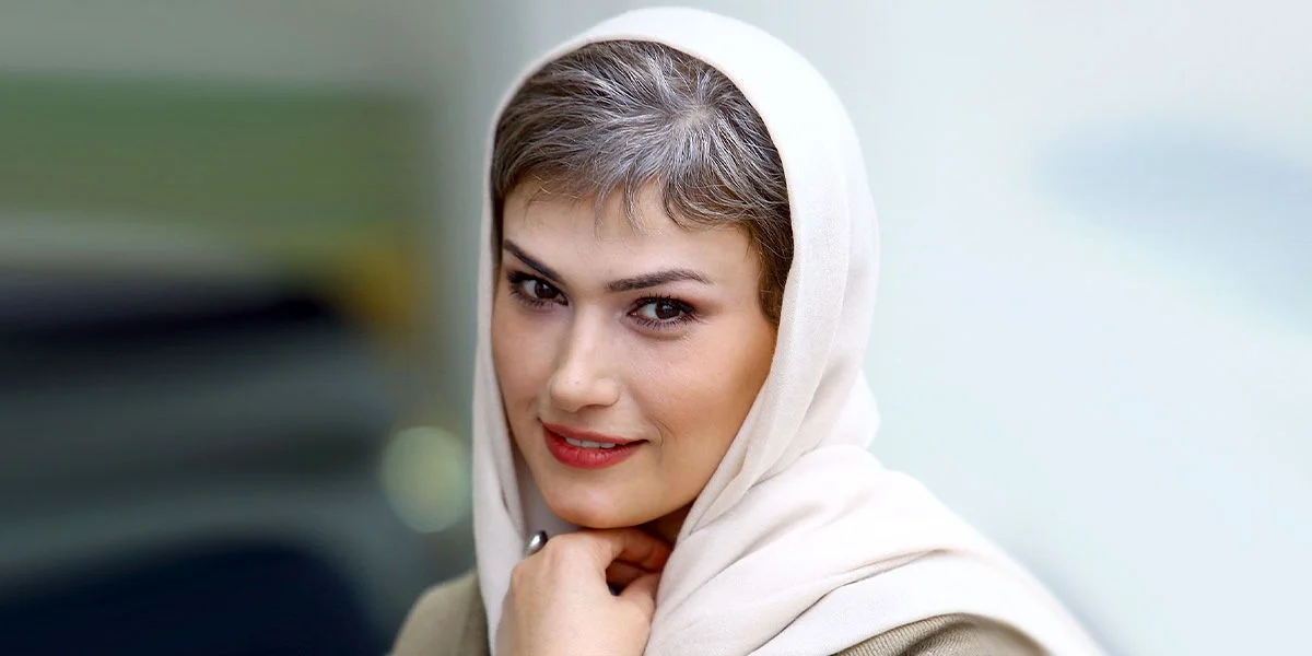چهره دیده نشده لادن مستوفی با موهای بلند کنار علی قربان زاده؛ اکران دراکولا سال 95 - تصویر شاخص