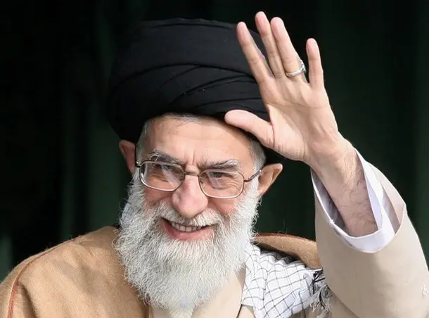 عکس| سفر در زمان؛ مادر رهبر شهید انقلاب در دهه 60 در کنار خود رهبر انقلاب