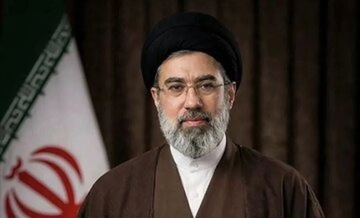 عکس| سفر در زمان؛ قاب پدر و پسری و جذاب آیت‌الله سید مجتبی خامنه‌ای و رهبر شهید - تصویر شاخص