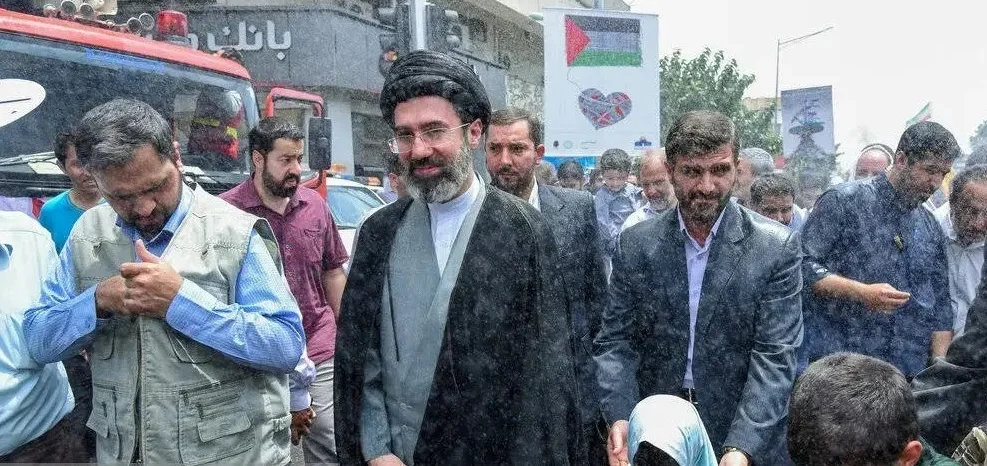 تصاویر کمتر دیده‌ شده از رهبر جدید انقلاب (سیدمجتبی خامنه‌ای فرزند رهبر شهید انقلاب اسلامی) - تصویر شاخص
