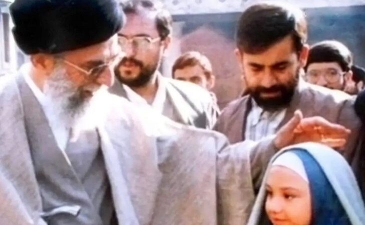 عکس| سفر در زمان ؛ تصویری از «رهبر شهید انقلاب» در پشتصحنه سریال «مریم مقدس»؛ سال 1378