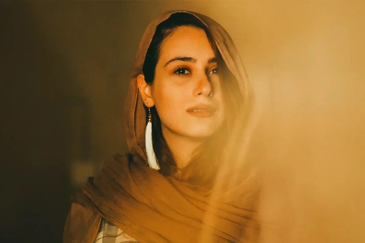 گلنوش قهرمانی با چشمان دریایی خارج سریال؛ بازیگر ساهره دل‌ها رو برده - تصویر شاخص