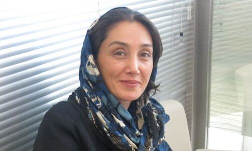 هدیه تهرانی با استایل عجیب خزدار در حال گرفتن جایزه؛ چه گل رز زیبایی داره - تصویر شاخص