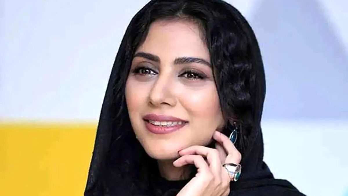 مارال فرجاد با موهای قارچی کنار عروسک ترسناکش در 3 سالگی