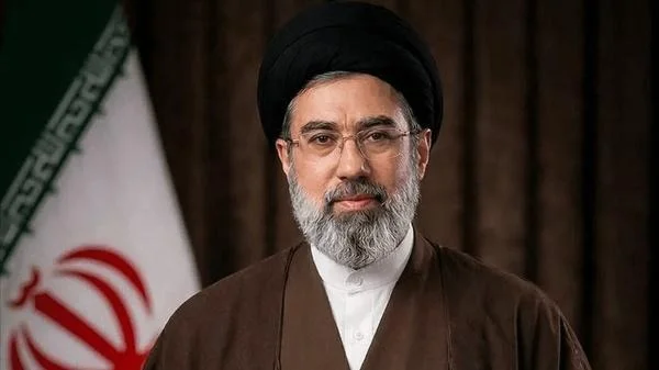 عکس| آیت الله سیدمجتبی خامنه‌ای به همراه دختر خردسالش در راهپیمایی - تصویر شاخص