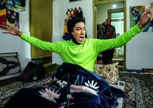 بهتاش سریال پایتخت 7 در حال قدم زدن در فرانکفورت؛ سال 97 - تصویر شاخص