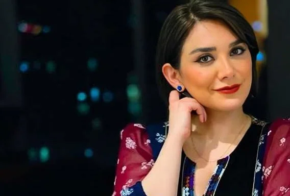 تصاویر لو رفته از نیوشا صارمی (پرحاشیه ترین مجری ایران اینترنشنال) و همسر و فرزندانش/ همسر جذابش کیست؟