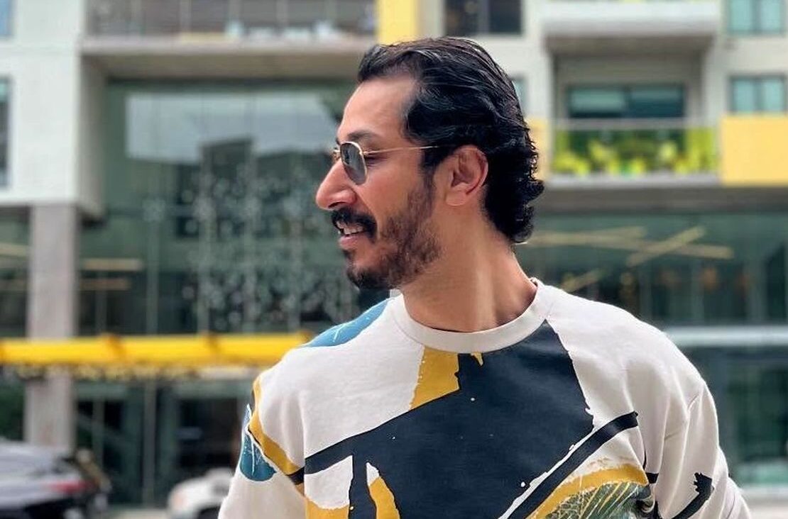 سفر زمان| تیپ و چهرۀ خاص «بهرام افشاری» در پشت‌صحنه سریال «علی‌البدل»؛ سال 96 - تصویر شاخص