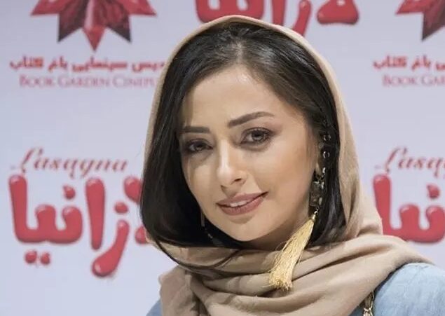 عکس| نفیسه روشن با چهره دهه شصتی کنار جواد رضویان و دوستاش