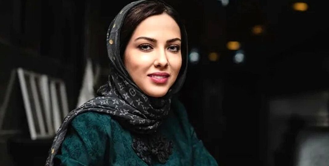 چهره بدون آرایش و نامرتب لیلا اوتادی در قلب اصفهان جلب توجه کرد! - تصویر شاخص
