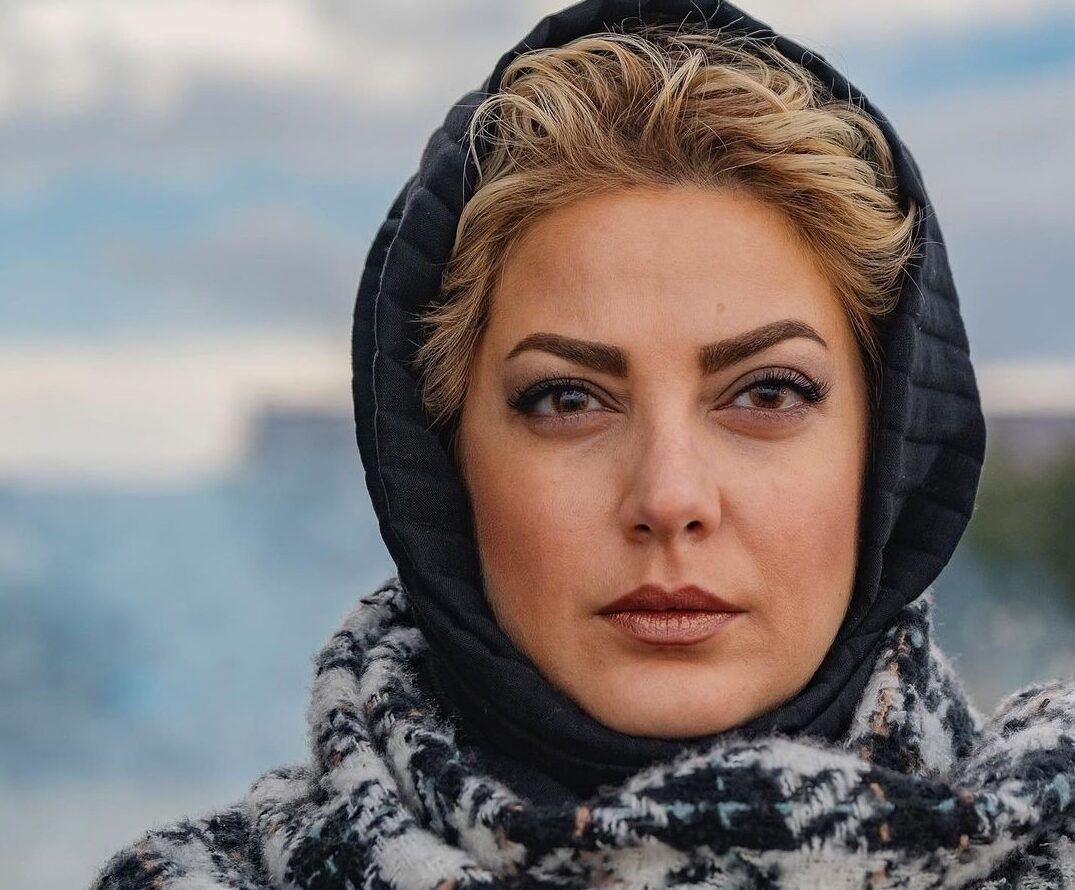 چهرۀ دیده نشده از طناز طباطبایی در پشت‌صحنۀ «ویلایی‌ها» + عکس - تصویر شاخص