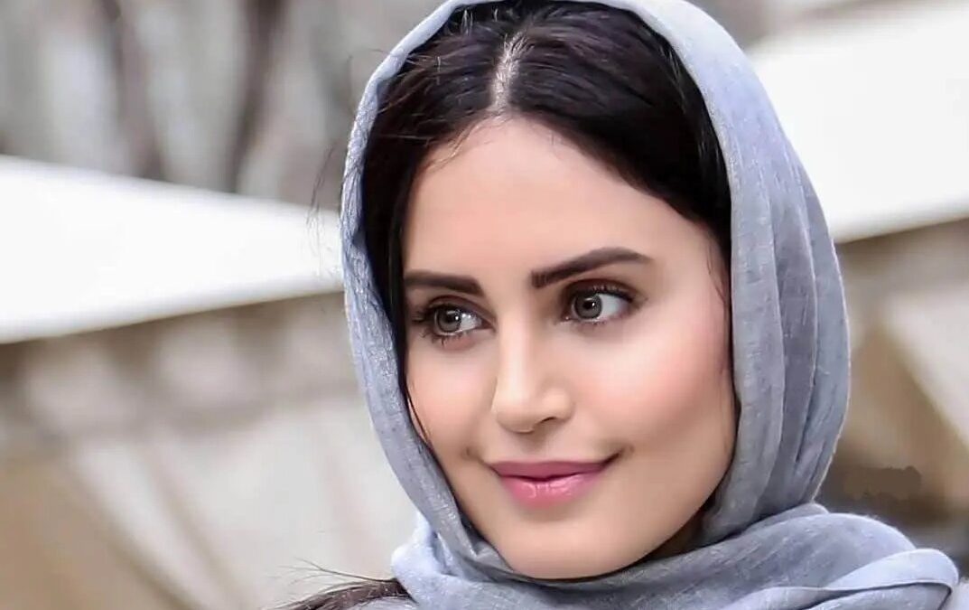 چهره جنجالی الناز شاکردوست با موی فر بدون شال؛ واقعا خودشه؟