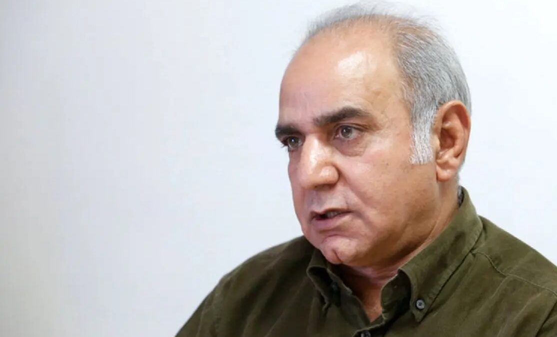 ژست عجیب پرویز پرستویی کنار قهرمان کارتون‌ها؛ آقای بازیگر خودش یه پا قهرمانه