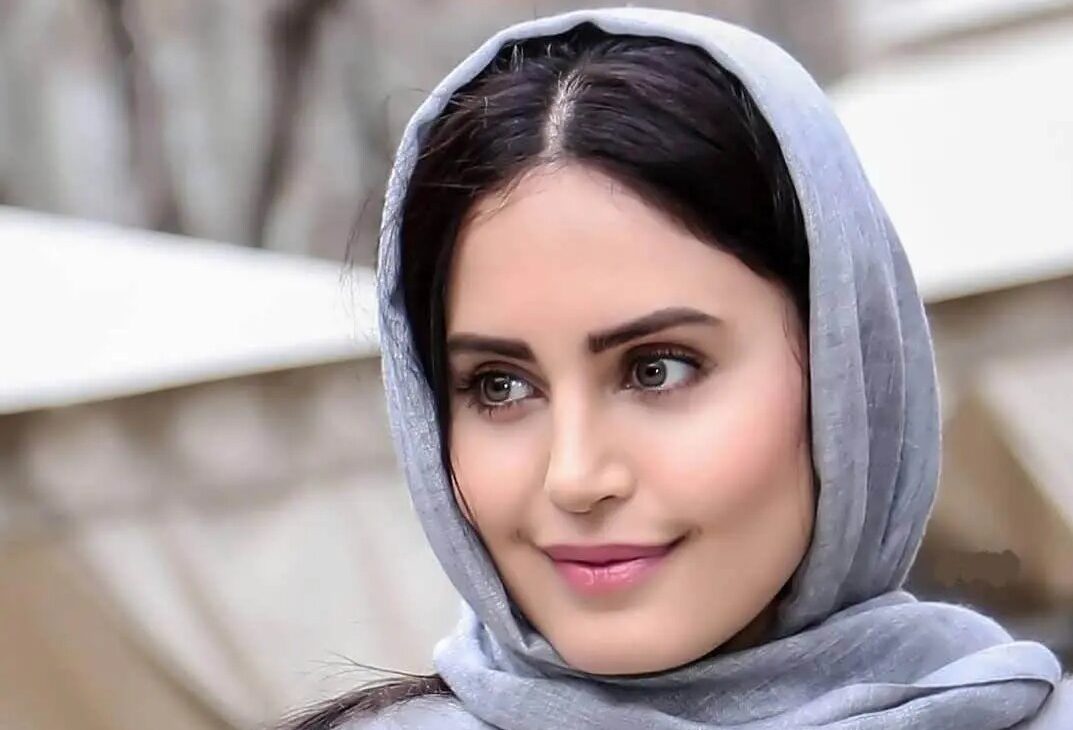 استایل براق و دیدنی الناز شاکردوست در مراسم؛ خانم بازیگر با چشمای رنگی دلها رو برد - تصویر شاخص