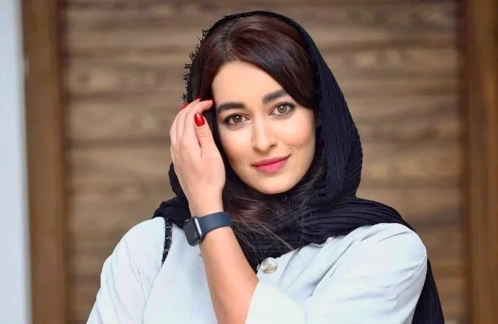 عکس| استایل متفاوت مه لقا مینوش زاد / بازیگر «بی عاطفه» با تیپی تینیجر پسند وارد می شود - تصویر شاخص