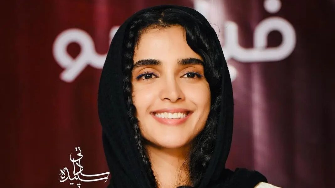 عکس دیده نشده از عروسی الهه حصاری با پسر شاه؛ چه لباس عروس سلطنتی پوشیده - تصویر شاخص