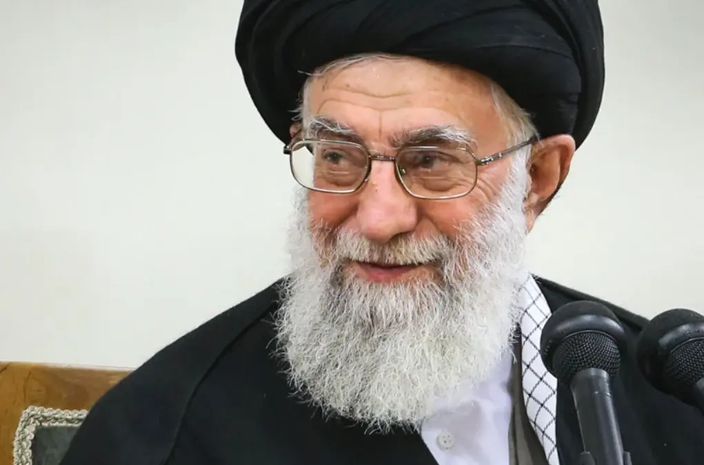 عکس| رونمایی از کارت ازدواج ساده رهبر شهید انقلاب/ این کارت ساده چقدر زیباست