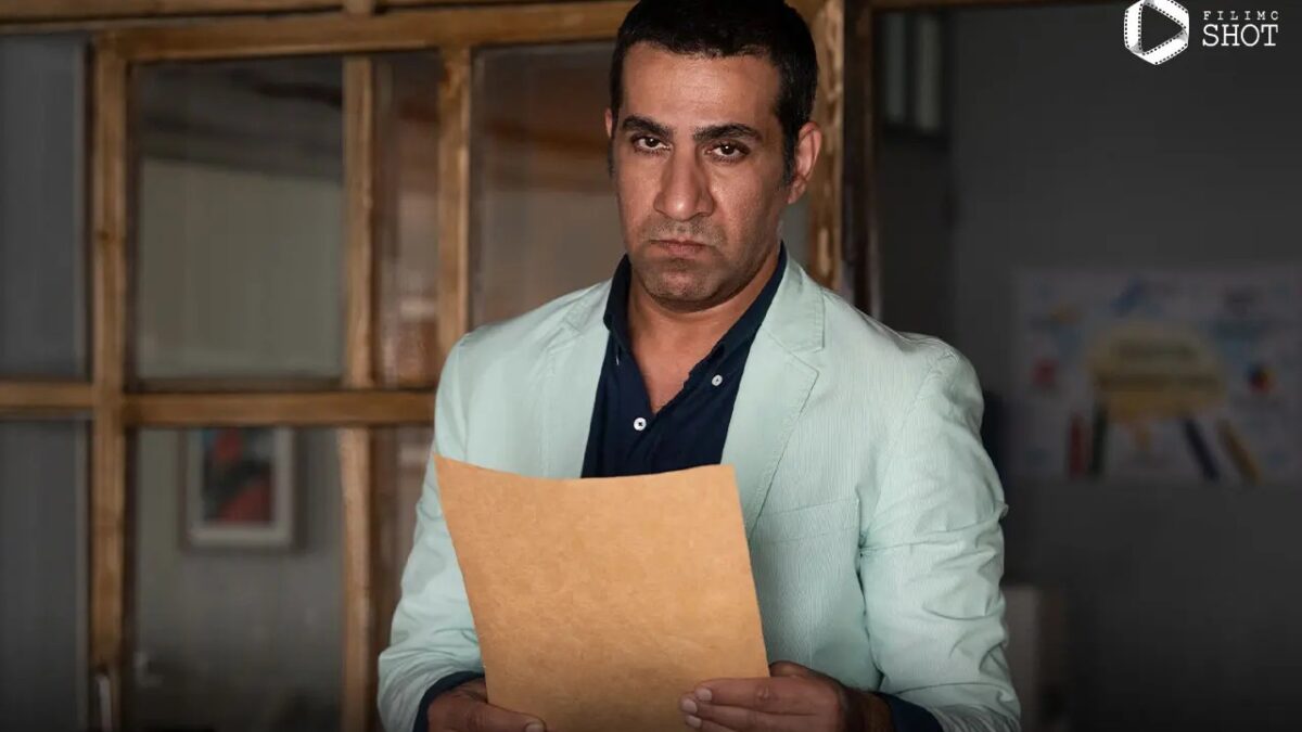 سلفی محمد نادری با شیر جنگل؛ قهرمان واقعی اینجاست + عکس