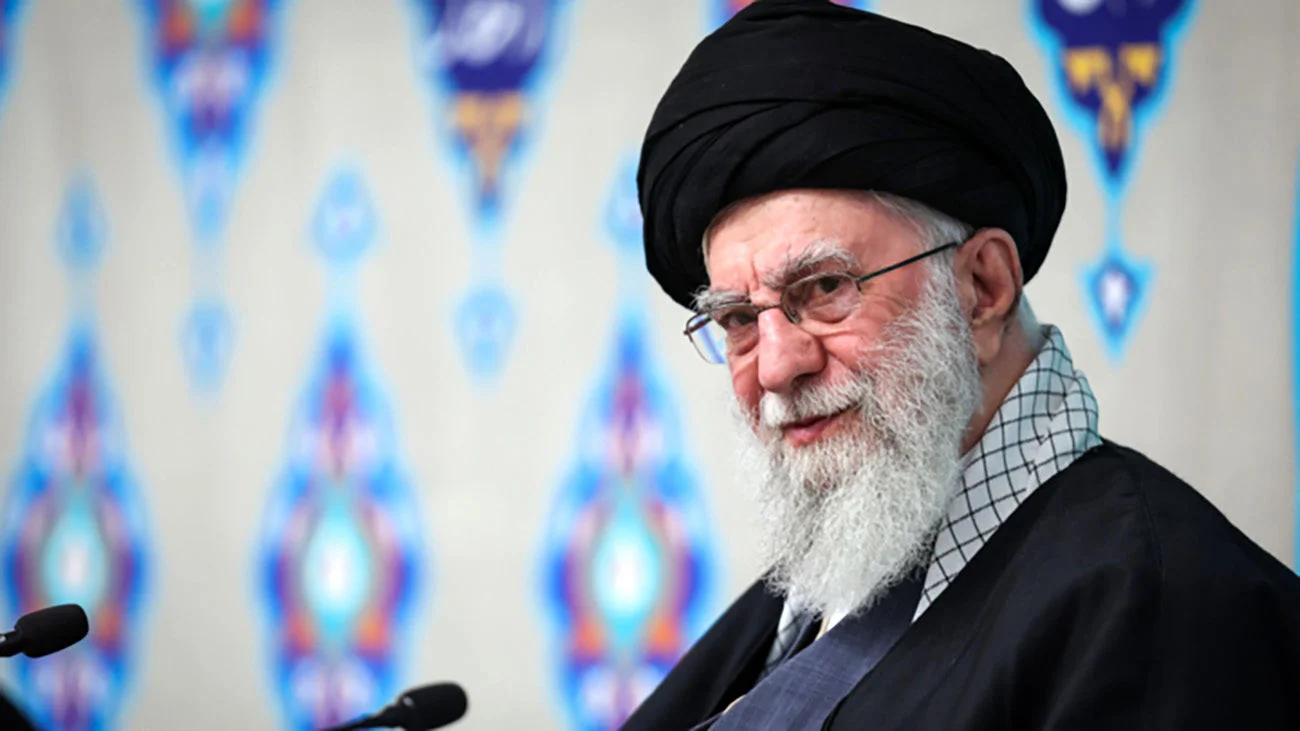 عکس | سفر در زمان؛  2 بازیگر سرشناس در حال نماز خواندن پشت سر «رهبری شهید انقلاب» در بیت رهبری - تصویر شاخص