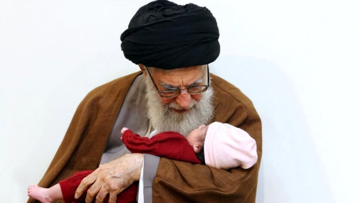 عکس | خانه ساده و دور از تجملات رهبر انقلاب / نوه آقا در منزل پدربزرگش وسایل بازی ندارد؟