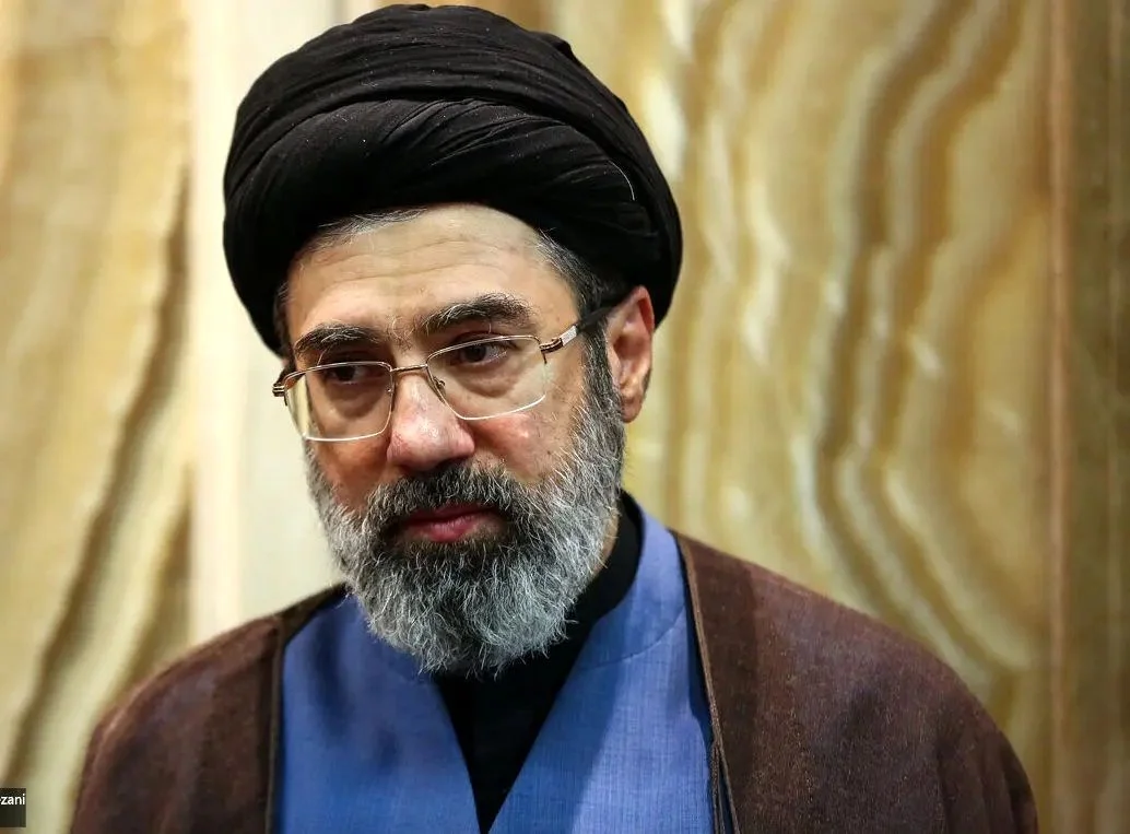 آیت الله سید مجتبی خامنه ای چند فرزند دارند؟ + ماجرای به دنیا آمدن فرزندشان در لندن - تصویر شاخص