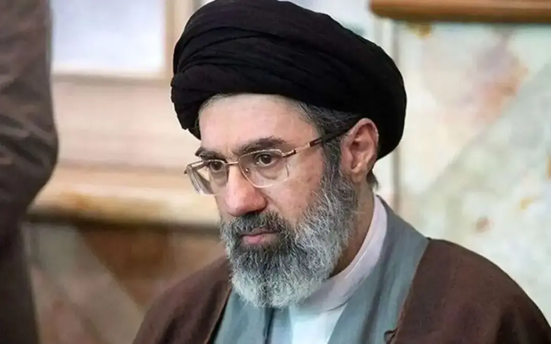 تصاویر| سیدمجتبی خامنه ای (رهبری انقلاب) و عباس عراقچی در مکانی که باورش نمی کنید