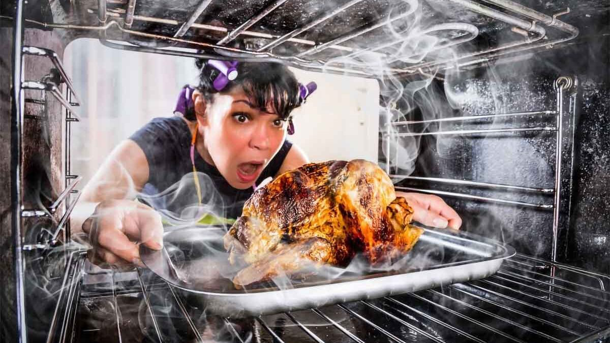 ترفندهای خانگی؛ خلاص شدن از شر بوی سوختگی غذا در چند دقیقه!