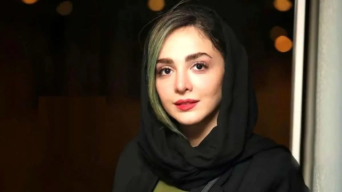 عکس| استایل کلاسیک المیرا دهقانی در یک مراسم با موی فرفری