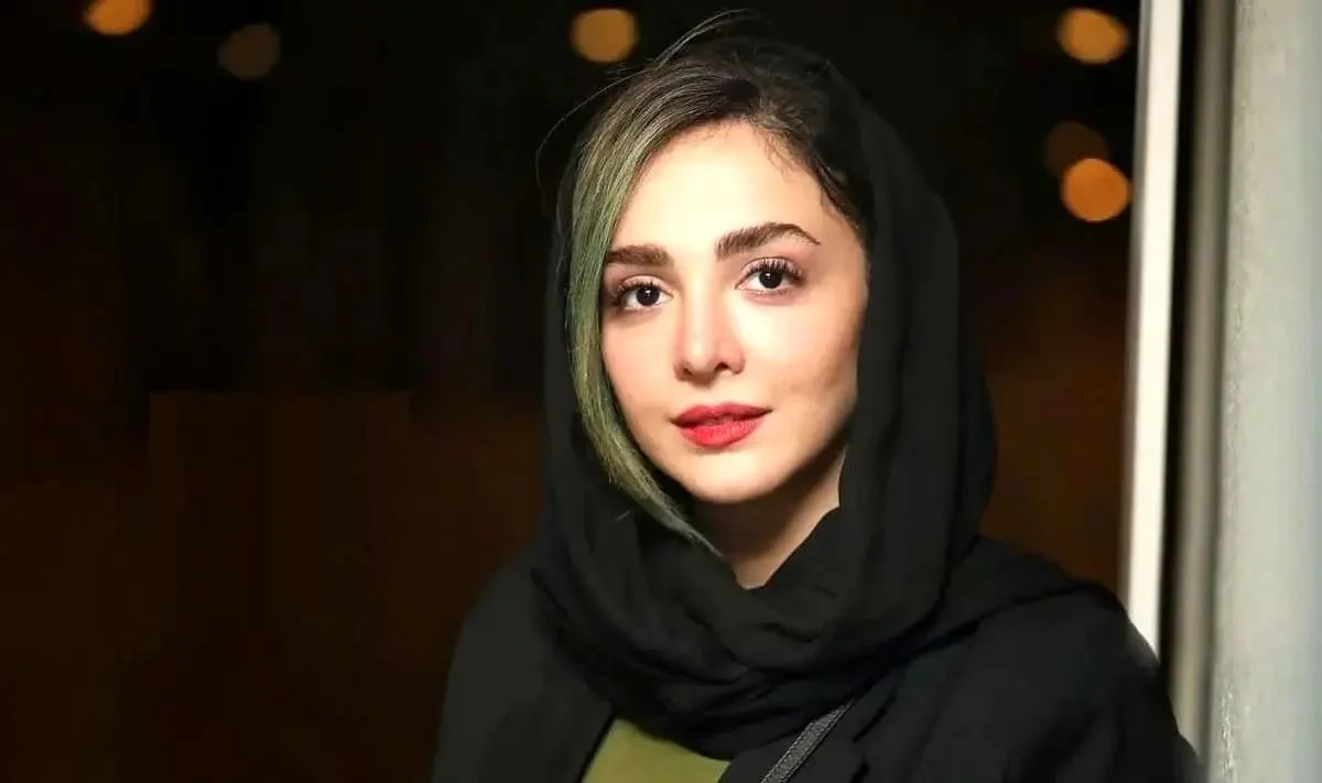 عکس| استایل کلاسیک المیرا دهقانی در یک مراسم با موی فرفری - تصویر شاخص