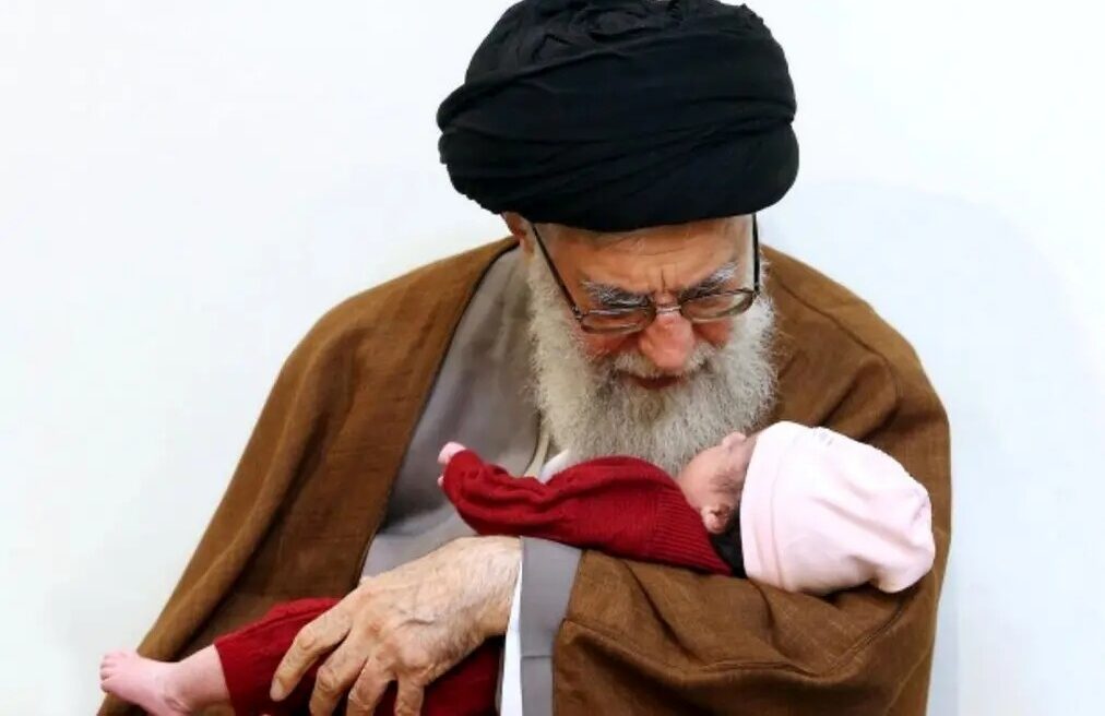 چیدمان میز و صندلی پلاستیکی خانه رهبری شهید انقلاب + عکس - تصویر شاخص