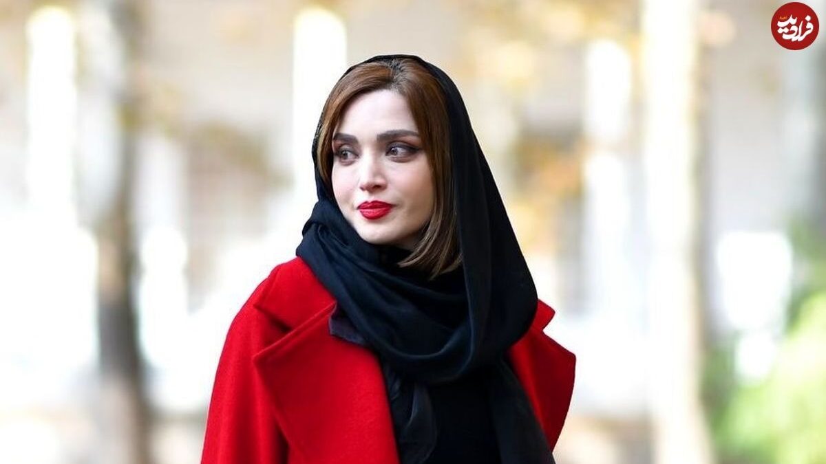 بهنوش طباطبایی در حال خواندن فیلمنامه در پشت‌صحنه با چهره زیبا + عکس