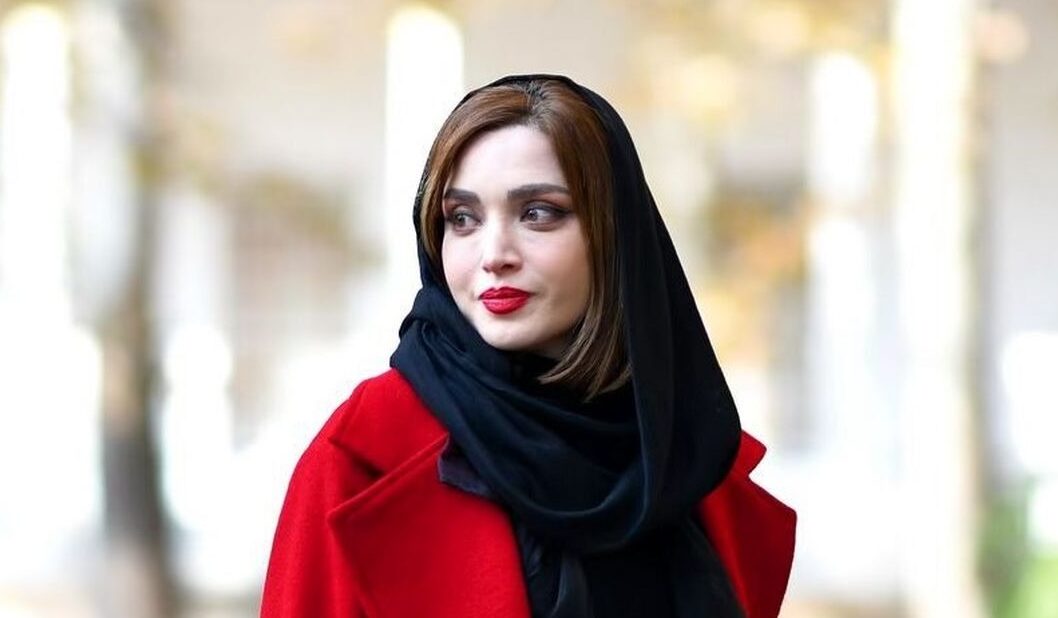 تیپ و ژست خاص «بهنوش طباطبایی» در نمایش «آدامسخوانی»؛ سال 95 - تصویر شاخص
