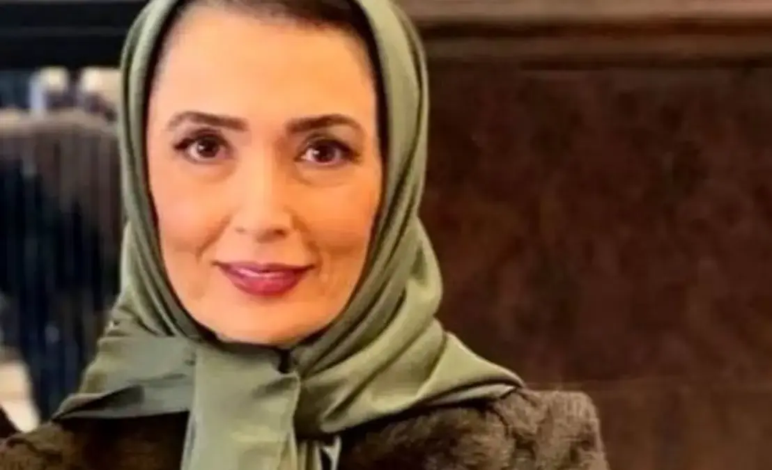 عکس| تیپ و چهرۀ «آتنه فقیه نصیری» روی صحنه تئاتر؛ سال 93