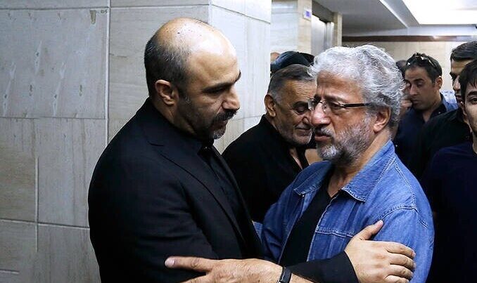 عکس| میز عزای ساده و بدون تجملات پدر محسن تنابنده و خانه ابدی گلباران شدهاش