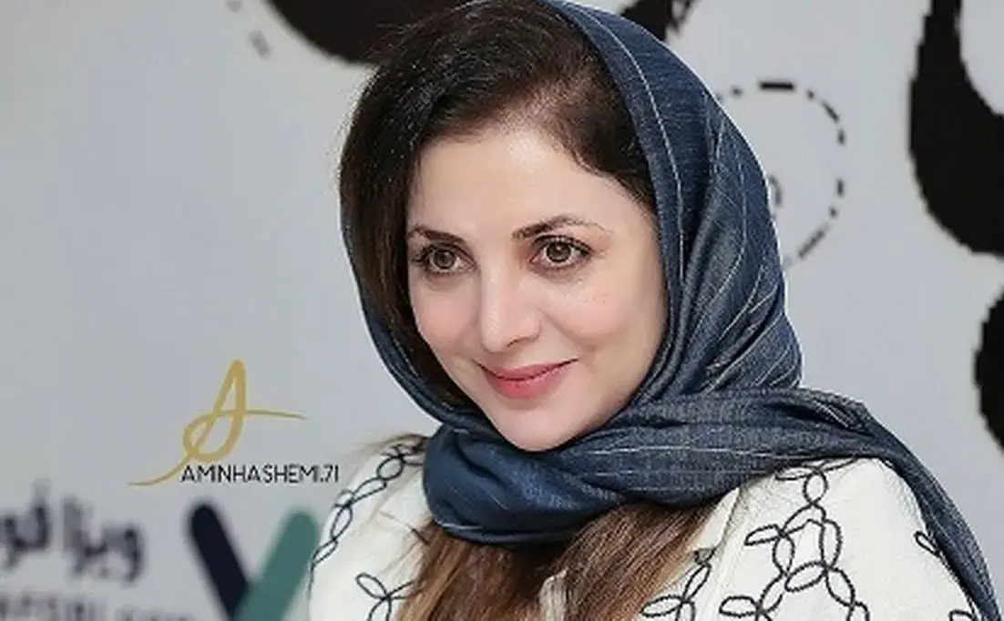 استایل خاص شنل قرمزی «رویا میرعلمی» 7 سال قبل روی صحنه تئاتر - تصویر شاخص