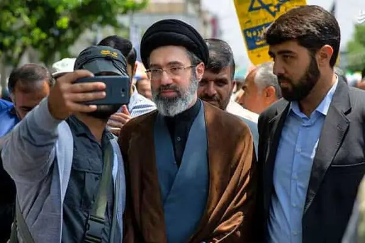 عکس| همسر شهیدِ آیت الله مجتبی خامنه ای و  2 نوه کوچولوی شهید رهبری انقلاب را دیده اید؟ - تصویر شاخص