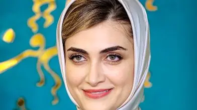عکس| نگاهی به استایل الناز ملک بازیگر چشم رنگی سریال گل سنگ در اکران مردمی / ساده و شیک بودن امضای شخصی خانم بازیگر