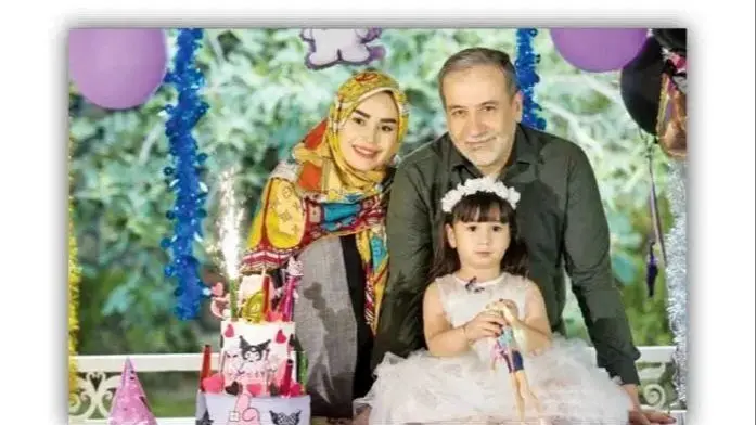 عکس| جشن تولد لوکس دختر عباس عراقچی با کیک هالیوودی/ همسر دوم و جوانش را دیده اید؟ - تصویر شاخص