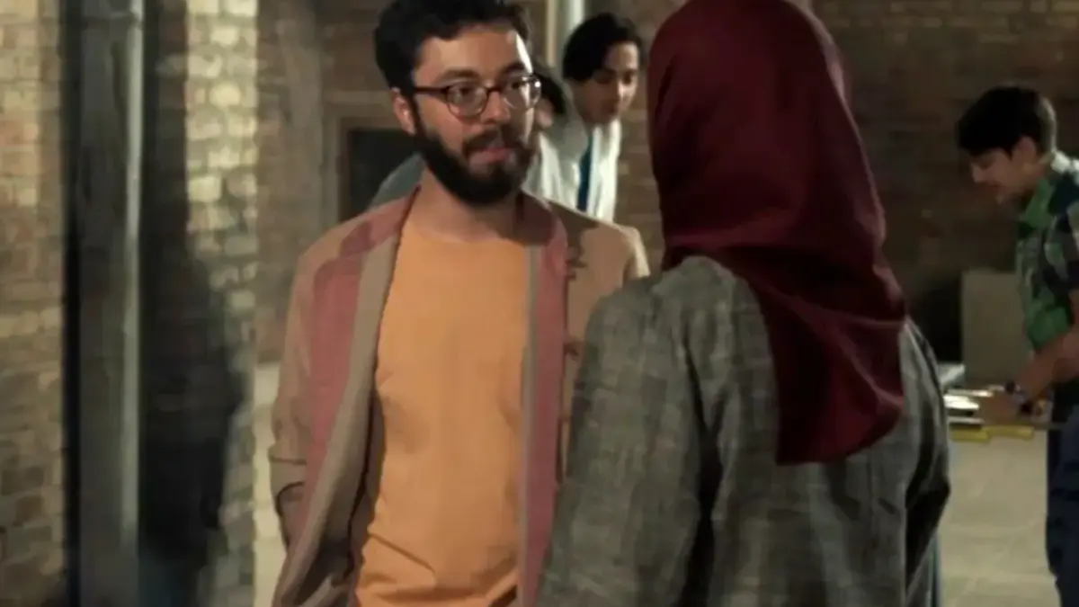 سفر در زمان| محمد سریال لحظه گرگ و میش در یک هتل در کاشان