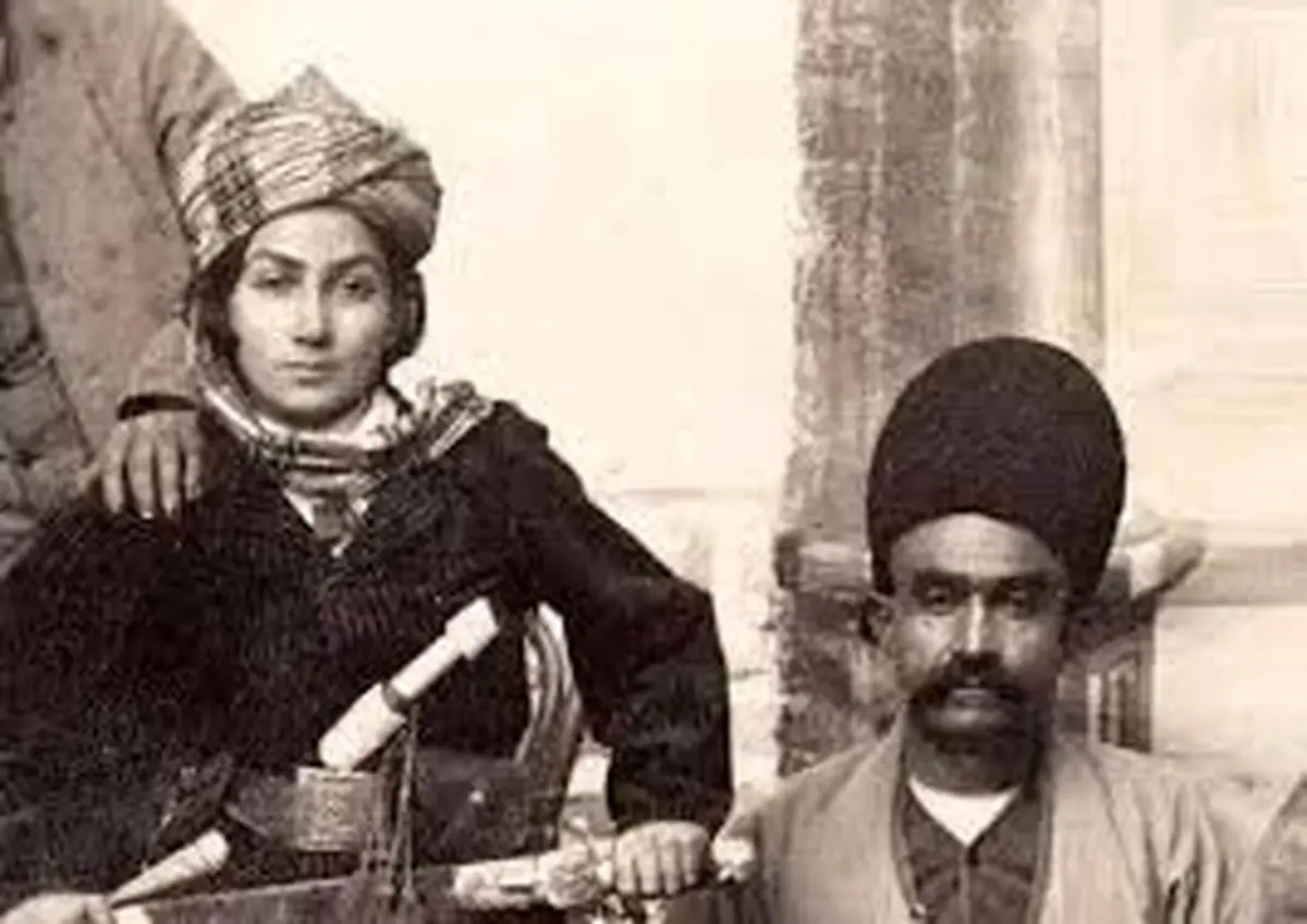 عکس | سفر در زمان ؛ تصویری شگفت‌انگیز از «پسران رقاص» در دل تاریخ قاجار! - تصویر شاخص
