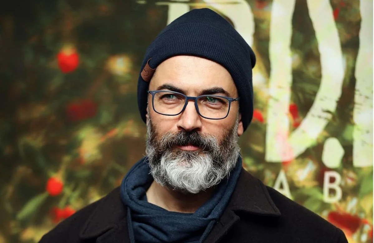 سفر در زمان؛ ژست جالب «پارسا پیروزفر و هوتن شکیبا» در نمایش «بر پهنۀ دریا»؛ سال 93 - تصویر شاخص