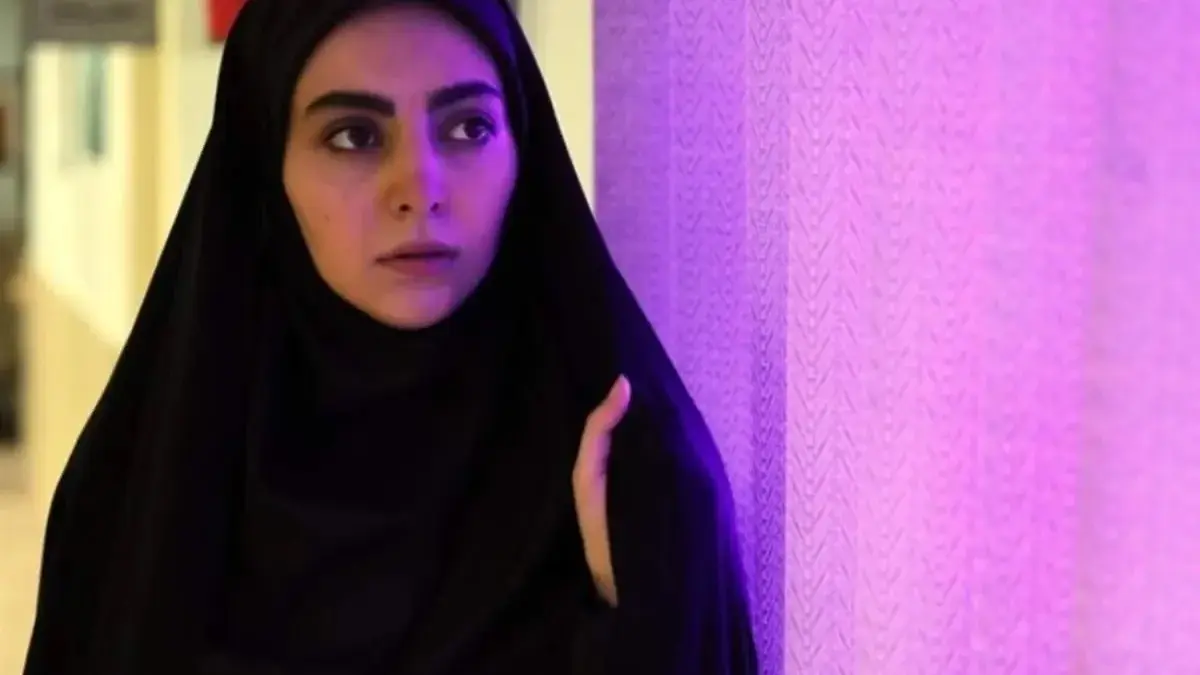 مهشید جوادی با استایل تابستانی خیابونا رو رنگی کرد / خانم بازیگر چه تیپی زده