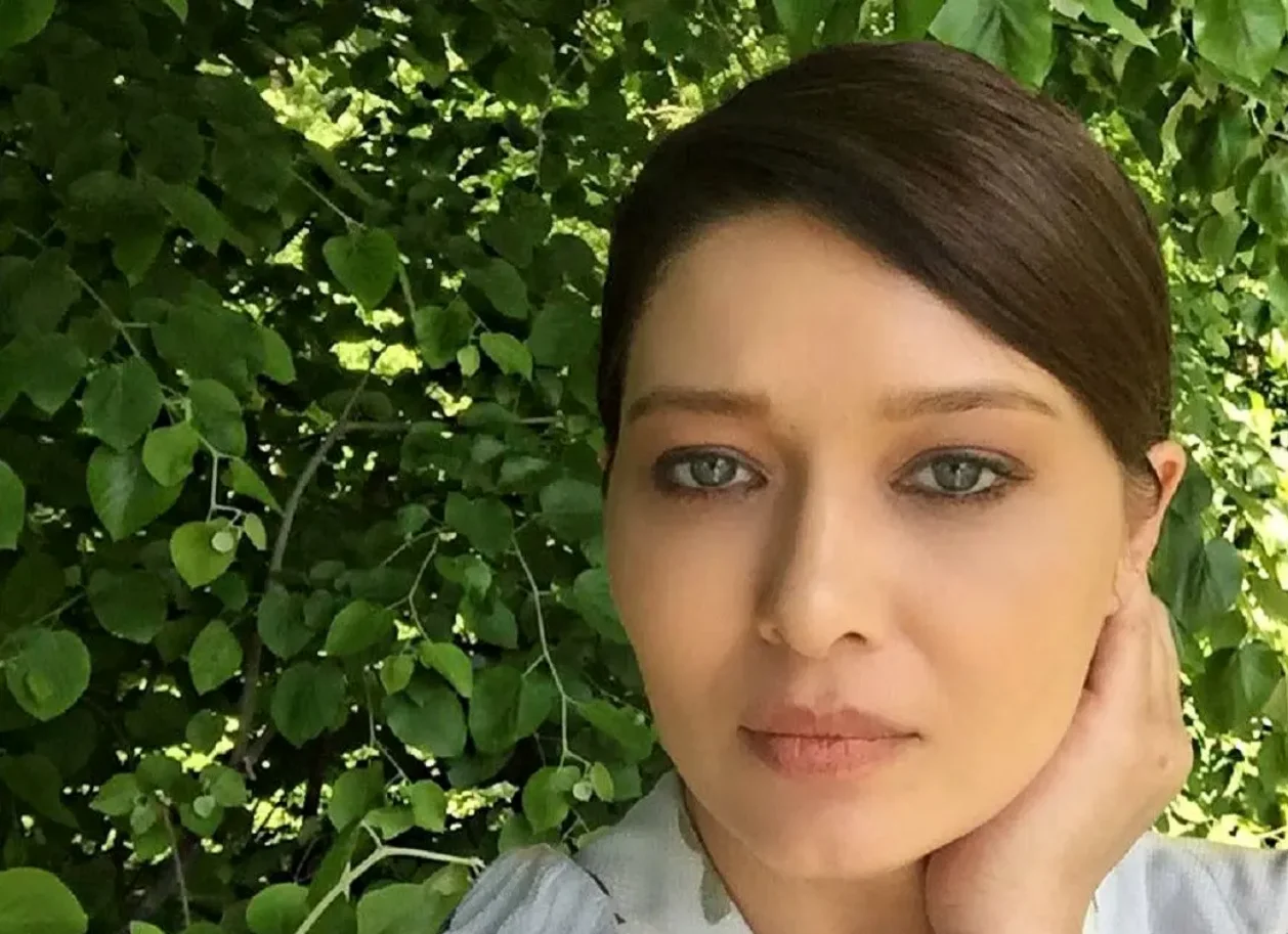 نورگل یشیلچای ۴۵ ساله با چهره‌ای کاملاً متفاوت؛ راز تغییرات بازیگر محبوب ترکیه‌ای چیست؟ - تصویر شاخص
