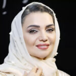 الهام پاوه‌نژاد با موهای چتری و استایل طوسی، جذابیتی نو در مراسم رونمایی کتاب صوتی
