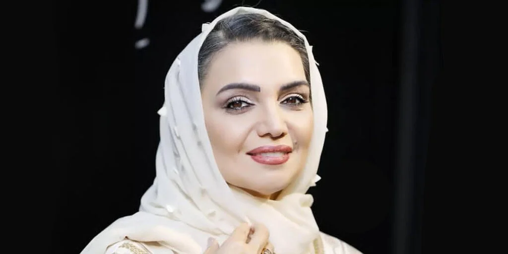 الهام پاوه‌نژاد با موهای چتری و استایل طوسی، جذابیتی نو در مراسم رونمایی کتاب صوتی - تصویر شاخص
