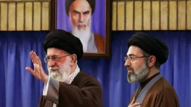 تصویری نادر از قاب خانوادگی آیت الله مجتبی خامنه‌ای با 5 خواهر و برادر از کودکی تا امروز! - تصویر شاخص