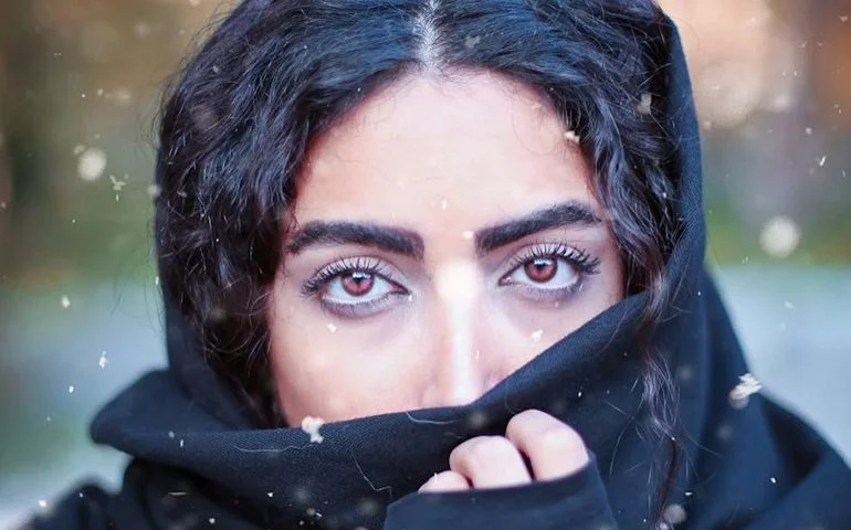 بیوگرافی ساناز طاری بازیگر نچرال و زیبای سینما + عکس‌ها
