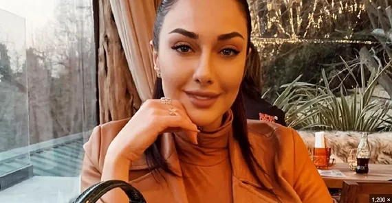 عکسی جالب و دیدهنشده از کودکی صدف طاهریان با موهای چتری